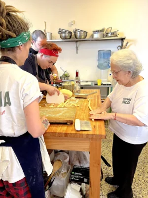 La nonna de las Mandía metida enhtre harinas.