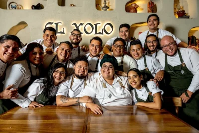 Más de diez personas se mueve por la pequeña cocina de El Xolo. Foto, Gonzalo Picón