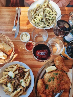 Milanesa y pastas en la Cantina Mandia .