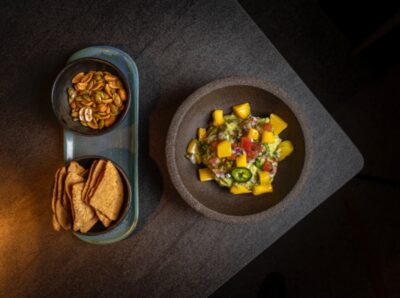 Guacamole tropical con pico de gallo de mango y chilito piquín
