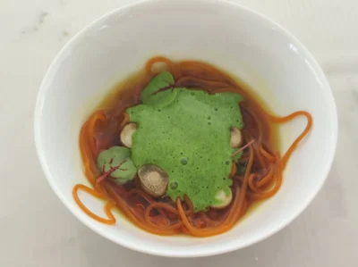 Ramen de crustáceos con bledes
