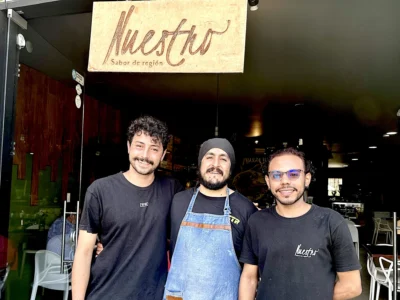 Santiago Anúdelo, a la izquierda, con parte del equipo e Café Nuestro.