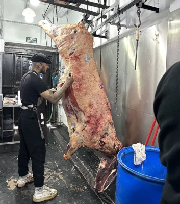En EJM Chuletería batieron el record con un novillo de 1000 kilos es pie. Foto, R. Reich.