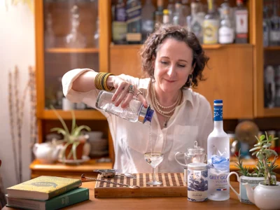 Henrietta Lovell prepara un Jasmine Silver Tip Martini