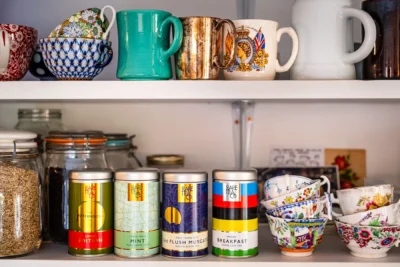 Latas singulares y tazas.