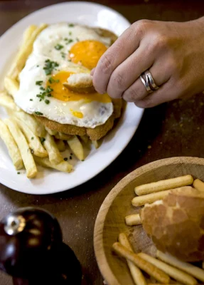 Milanesas de cuadril a caballo con papas fritas triple cocción. Julián Díaz en el Bar Los Galgos. Buenos Aires