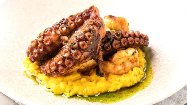 Pulpo confitado y puré de maíz blanco. Iván Grain en Marrecife