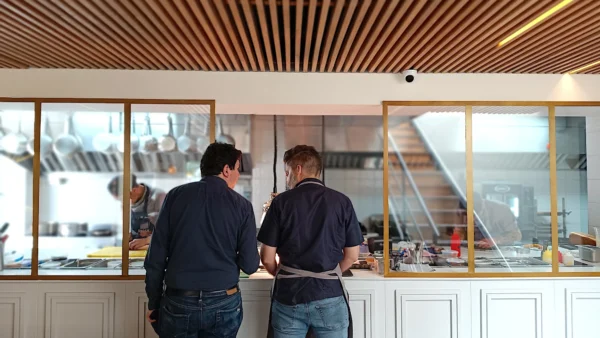 iempre de espaldas al comedor, Víctor controla el pese junto a la cocina. Foto, D. Guerrero.