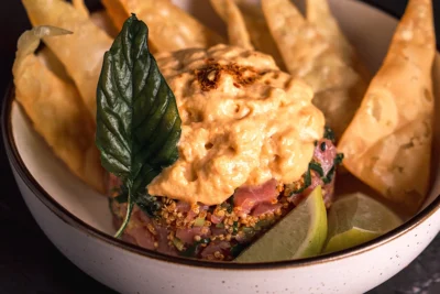 Tartar de atún. Karla Martínez y Beatriz Solari en Siam Thai