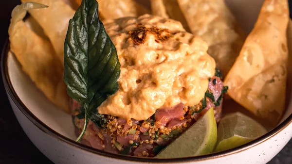 Tartar de atún. Karla Martínez y Beatriz Solari en Siam Thai