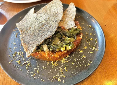 Tartar de res con lechuga asada.