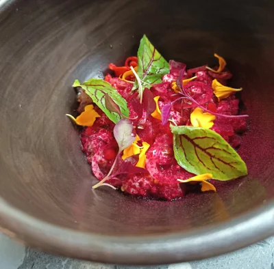 Tartar de res, con mole criollo y achiote. Foto, D. Guerrero.