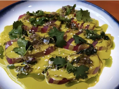 Tiradito de pescado y salsa de habas. Benjamín Nast en Demencia