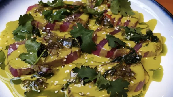 Tiradito de pescado y salsa de habas. Benjamín Nast en Demencia