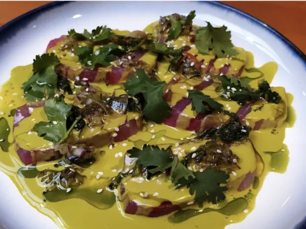 Tiradito de pescado y salsa de habas. Benjamín Nast en Demencia