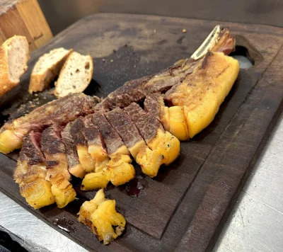 Un chuletón se prepara en pocos minutos. Foto, R. Reich.