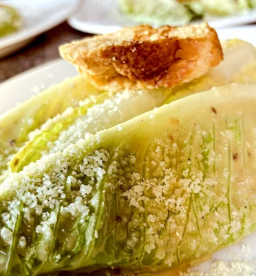 ensalada César en el restaurante Caesars.