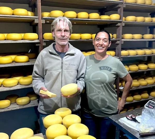 Brenda Castrejón y Leonardus Laurentius Van Maris en Quesería La Pradera.