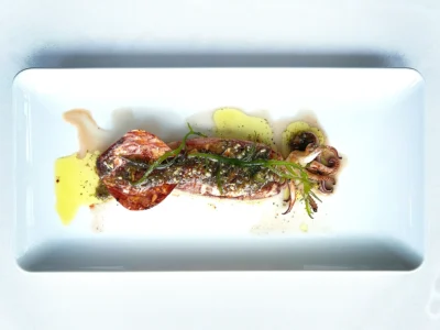 Calamar a la parrilla con chimichurri de mar. Pedro Miguel Schiaffino en La Rosa Náutica