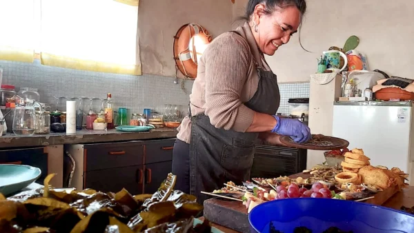 Carola Puracchio en la cocina de Amar Algas. Doto, Leandro Vesco.