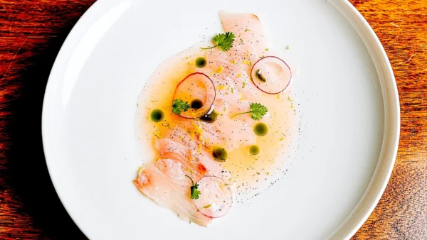Sashimi de kampachi con aguachile. Mario Castrellón en Maito