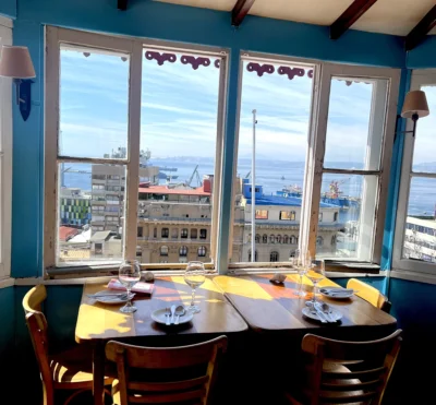 Circular es uno de los pocos rstaurantes de Valparaíso que se asoman al mar. Foto, P. Villegas.