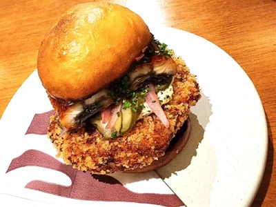Hamburguesa de pollo y anguila
