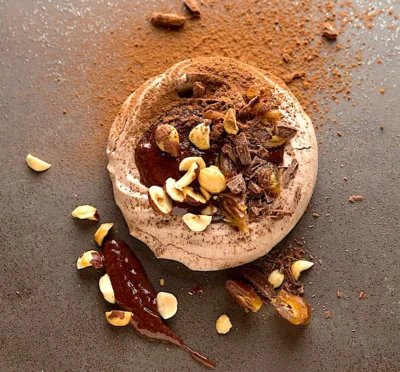 Pavlova con crema de chocolate y avellanas. Narda Lepes en Narda Comedor.jpg