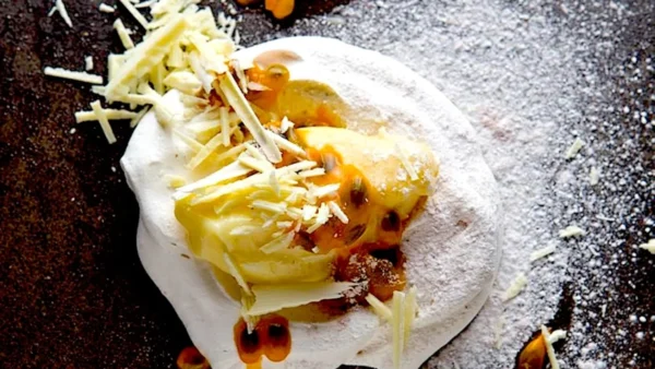 Pavlova de maracuyá con chocolate blanco. Narda Lepes en Narda Comedor.