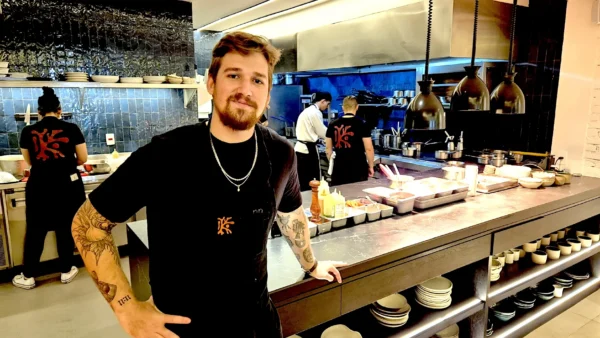 Pedro Coronha en la cocina de Koral.