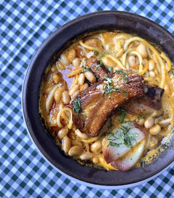 Porotos con riendas y costillar de chancho. Marcelo Cicali en Bar Liguria