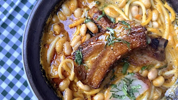 Porotos con riendas y costillar de chancho. Marcelo Cicali en Bar Liguria