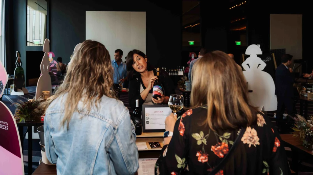 4. Ana de León, gerente de Bodega Los Bermejos de Lanzarote, sirve vino durante la fiesta española en Dallas