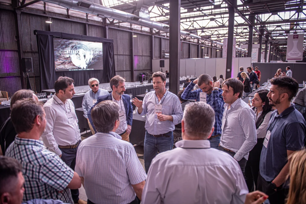 En la imagen, Andrés Rosberg, presidente de la Asociación Panamericana de sumilleres, conversa con un grupo de productores de Los Chacayes