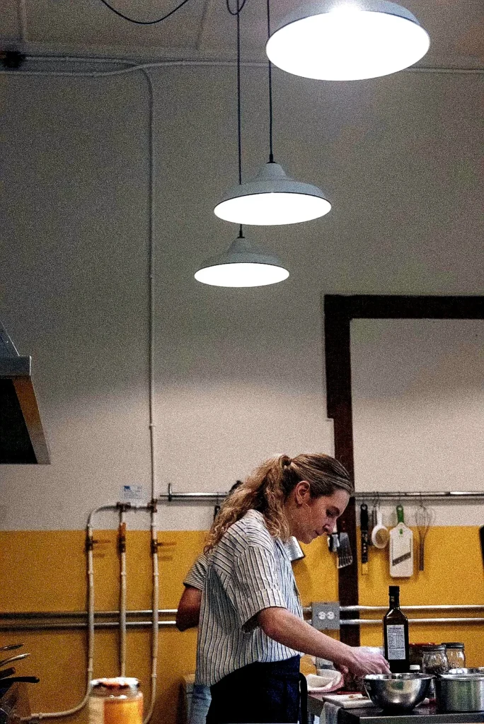 Imagen que muestra a Camila Vélez trabajando, y la atmósfera de la casa antigua de Medellín que habilitó como restaurante