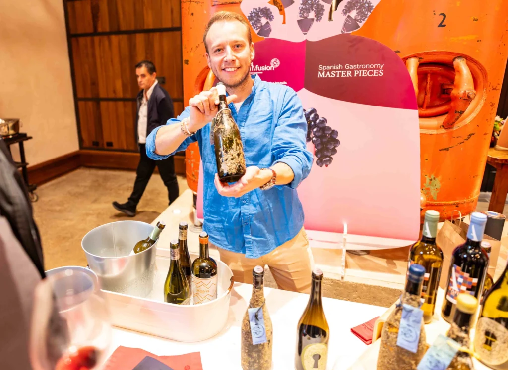 David Puertas, de Celler La Botera, muestra sus vinos de crianza submarina