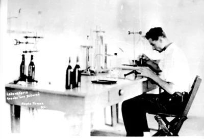 Esteban Ferro en el laboratorio de Rancho Los Dolores. Foto cortesía de Bodegas de Santo Tomás.