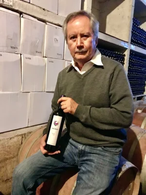 Fernando Martain con su vino mezcla de nebbiolos.Foto cedida por Fernando Martain.