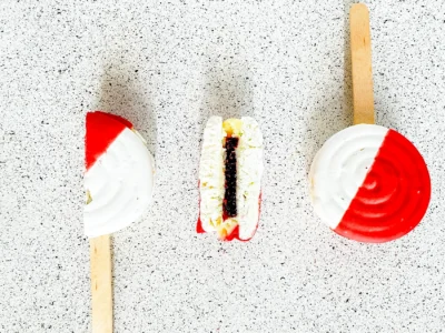 Alfajor de queso de cabra, mora, limón sutil y frutilla (sin gluten). Franzisca Rösner en 