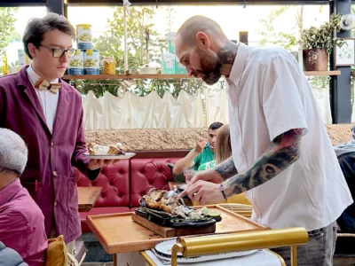 Koldo Miranda trincha y emplata el cochinillo asado.