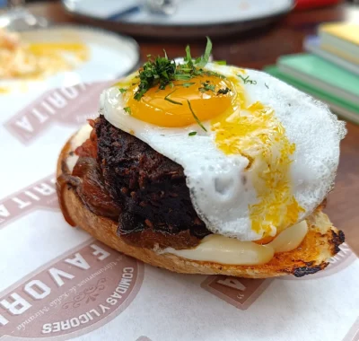 Morcilla de Burgos con huevo frito de codorniz,