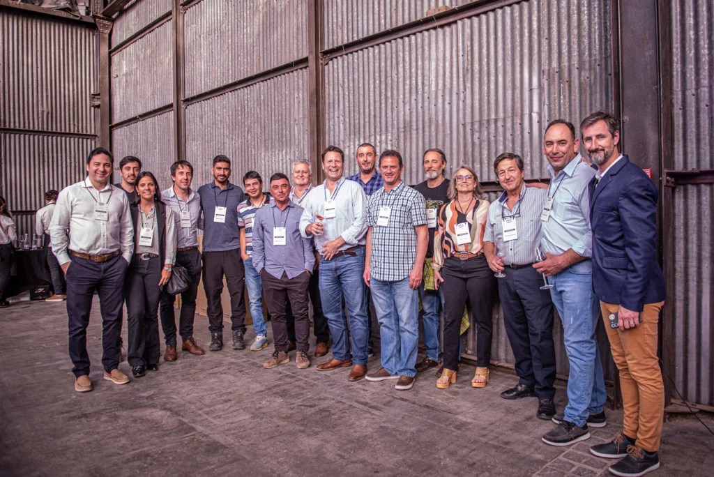La imagen muestra al grupo de productores que conforma la Asociación de los Chacayes y trabaja por la promoción y el desarrollo de la zona. Simboliza la unión y el entusiasmo.