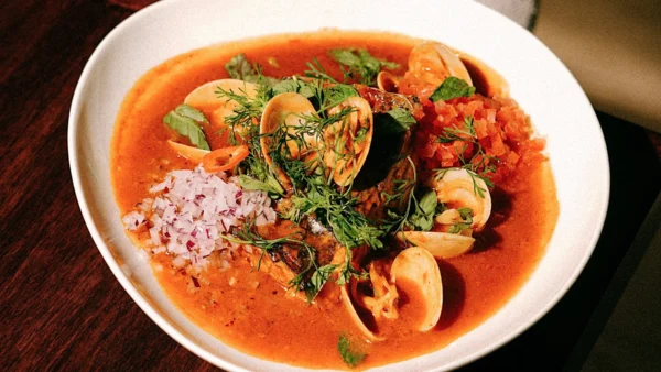 Sudado de pescado sour curry. Ángel de Sousa y Felipe Salas en Clara