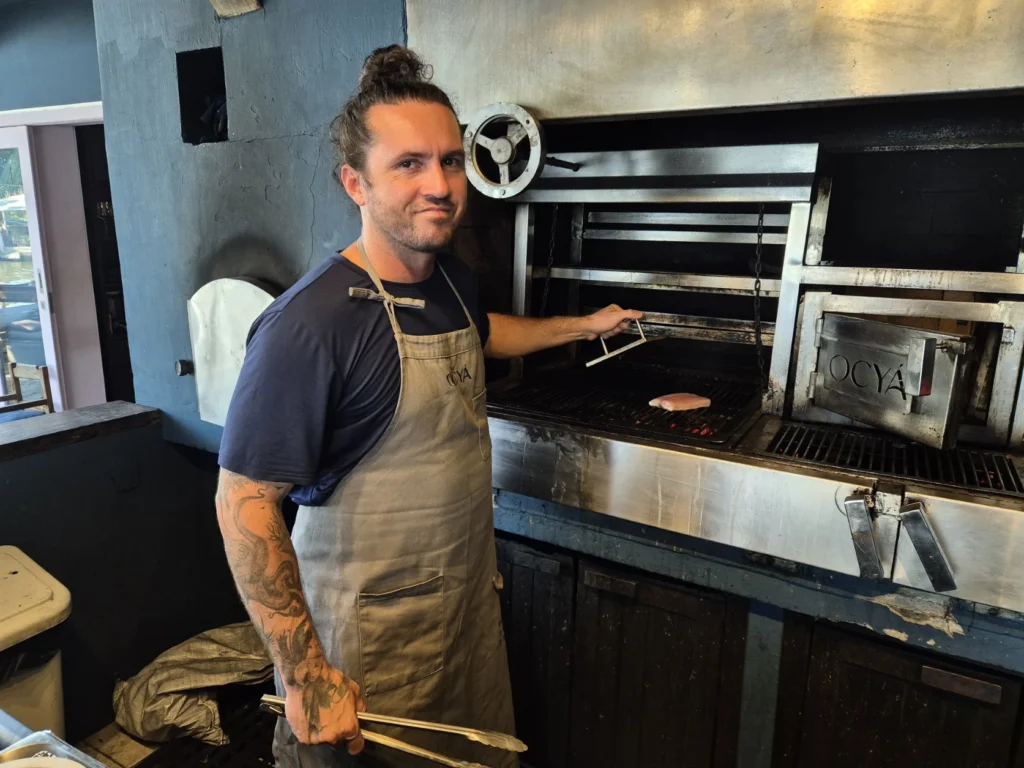 La imagen muestra al chef Geronimo Athuel, uno de los prescriptores en el reportaje sobre los comedores favoritos de los grandes cocineros cariocas.