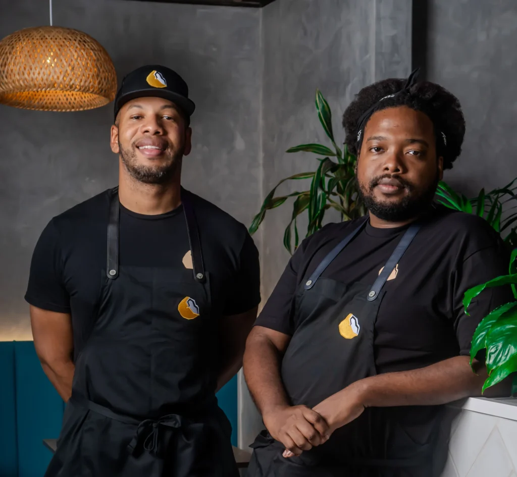 La imagen muestra a Isaac Villaverde y Armando Bramwell, su jefe de cocina y uno de los mejores cocineros jóvenes de Panamá.