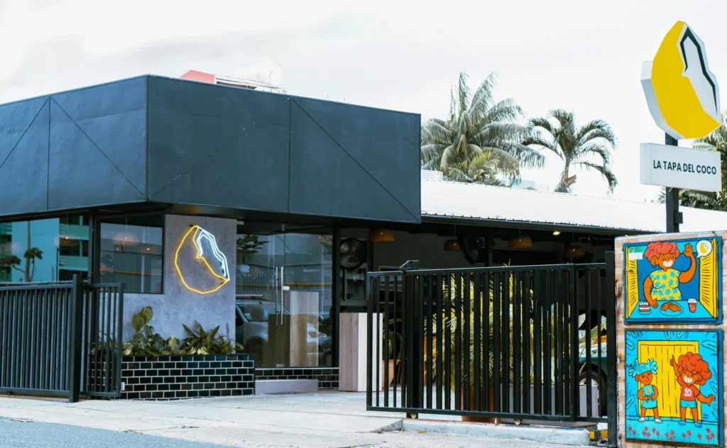 La imagen muestra el edificio del restaurante La Tapa del Coco.