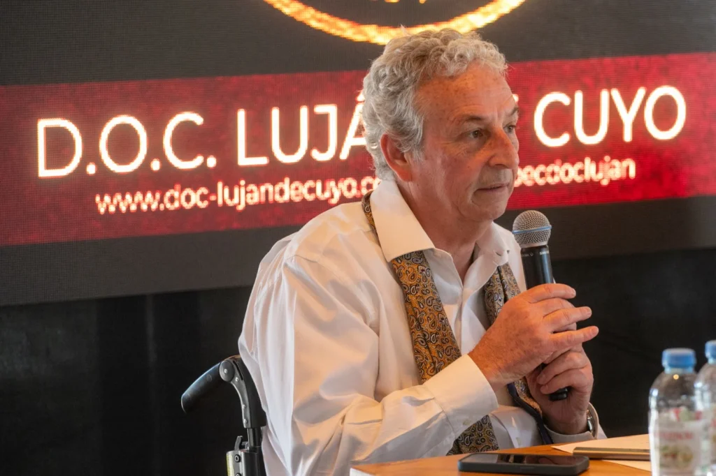 La imagen muestra a Roberto de la Mota, presidente de la DOC Luján de Cuyo, durante la ponencia que recoge el texto.