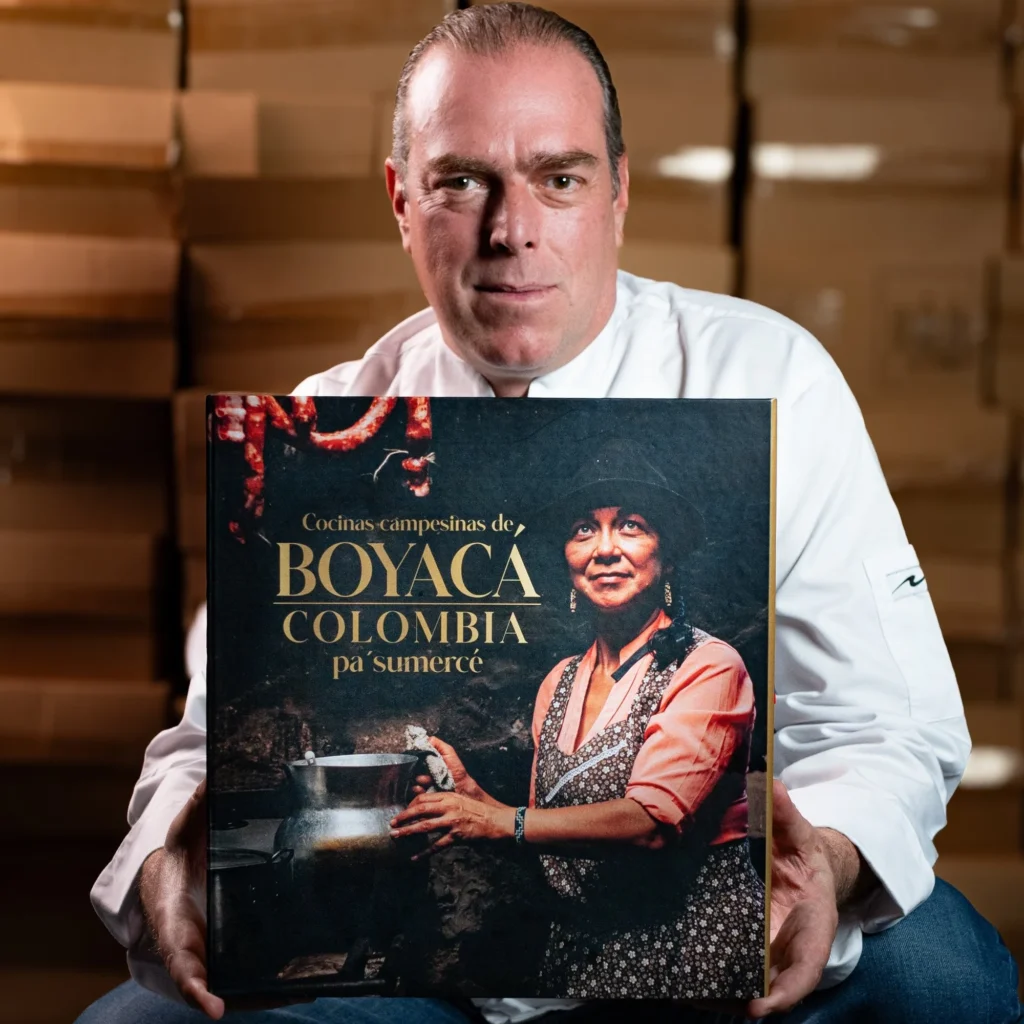 La imagen muestra el tema del que habla el reportaje, el libro Cocinas campesinas de Boyacá, presentado por su autor.