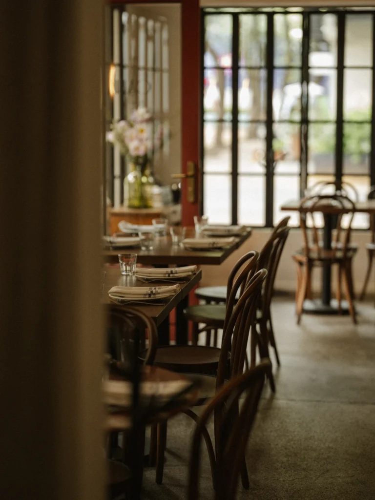 La imagen muestra el interior del restaurante Cana.