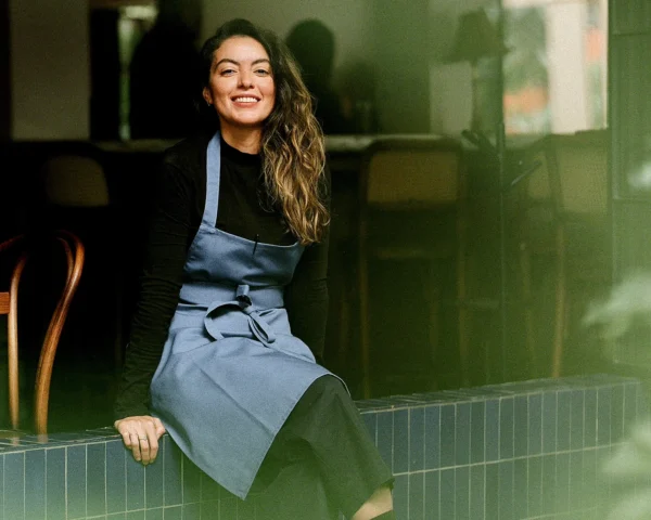 La imagen muestra a la chef Fabiola Escobosa, propietaria de Cana